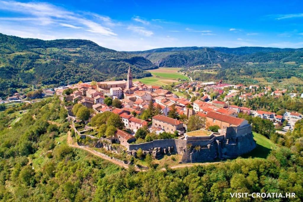 Stunning New Apartment In Centre Of Buzet Kültér fotó